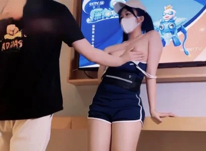 Em bán TV xinh đẹp cùng chàng khách hàng may mắn