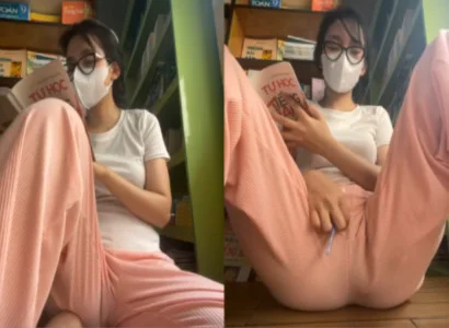 Con nhỏ vừa đọc sách vừa nhét sextoy vào lồn cho sướng