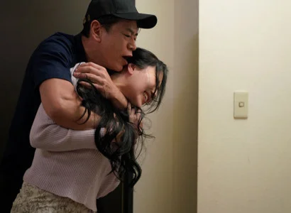 Nữ ca sĩ bị người hâm mộ làm nhục vì vẻ đẹp làm mờ lý trí