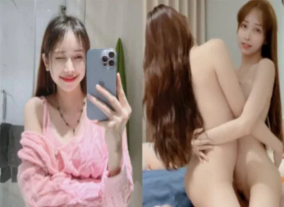 Chủ thể chính cùng cô bạn thân móc bím trên chương trình phát trực tiếp